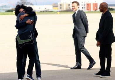 法国记者人质获释抵法 马克龙机场迎接