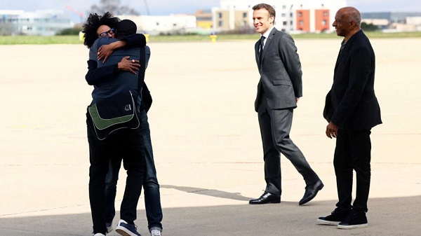法国记者人质获释抵法 马克龙机场迎接